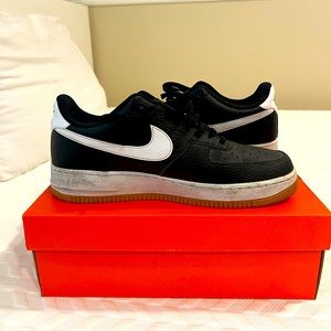 NIKE black and white mens air forces size 11